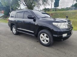 Side profile of Land Cruiser V8 with KCG plates and roof rails