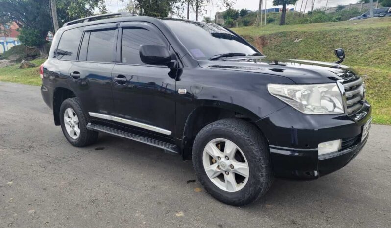 Side profile of Land Cruiser V8 with KCG plates and roof rails